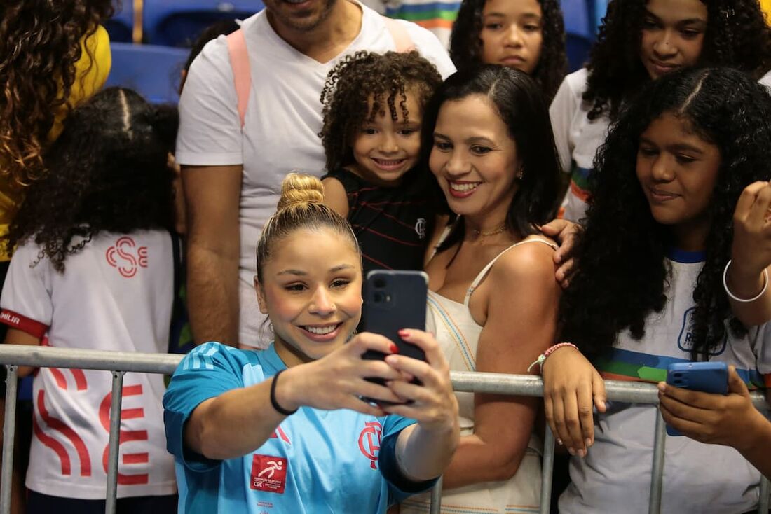 Flávia Saraiva vai participar do Campeonato Brasileiro de Ginástica Artística, no Recife 