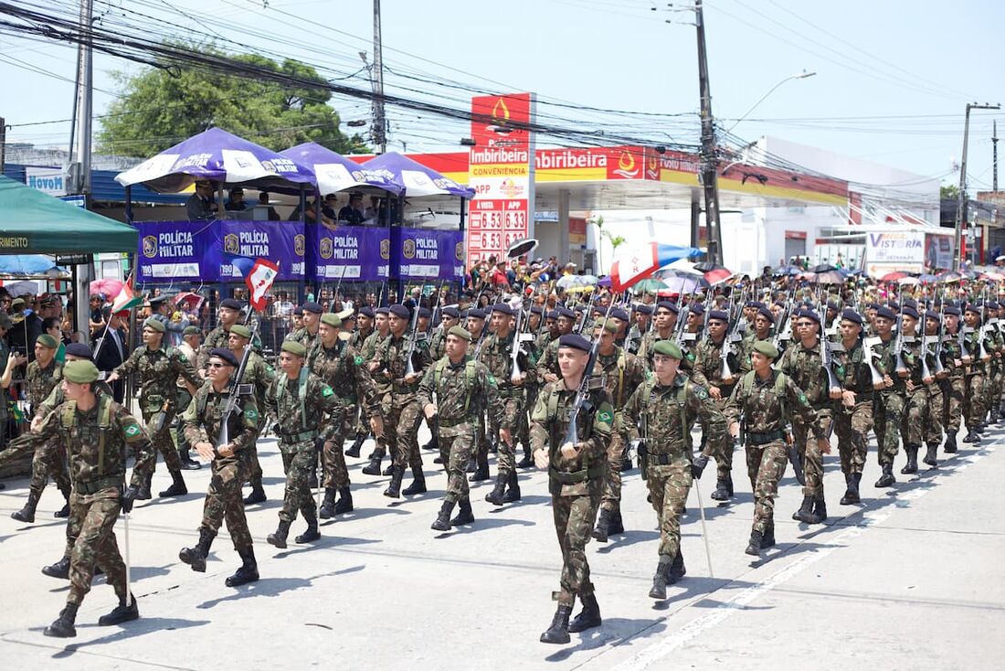 Desfile cívico-militar no Recife reuniu milhares de pessoas na Zona Sul da cidade