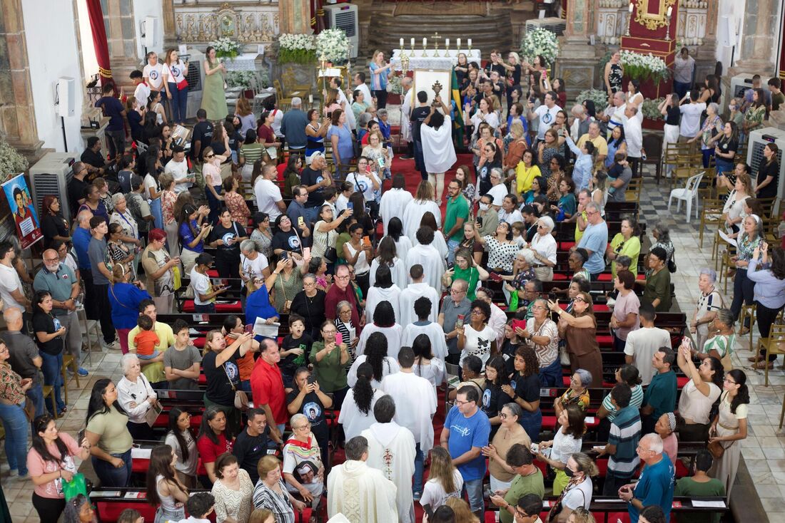 Centenas de pessoas prestigiaram a missa