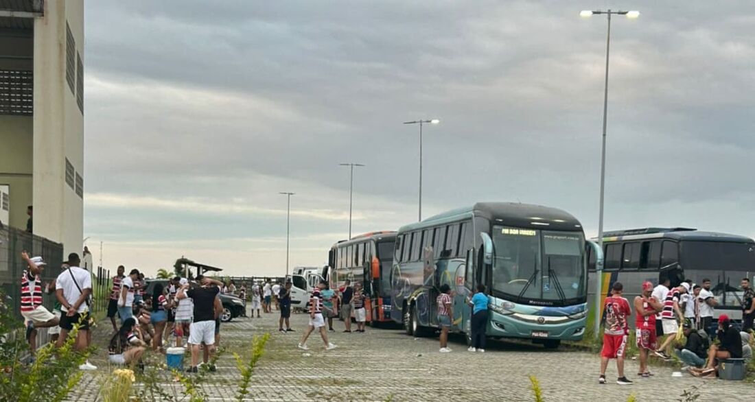 Torcida conta que mesmo após a revista e confirmação dos ingressos para o jogo, até às 15h, os veículos continuavam retidos