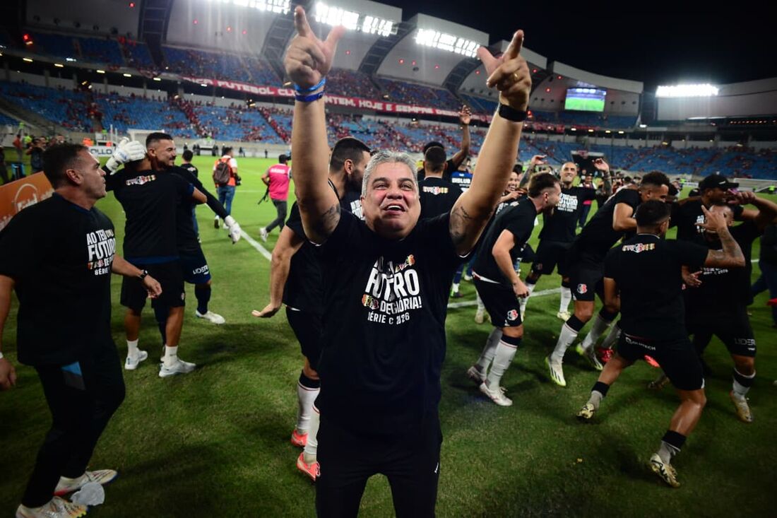 Marcelo Cabo, treinador do Santa Cruz, comemora o acesso à Série C