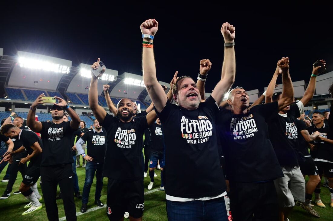 Presidente do Santa Cruz, Bruno Rodrigues, celebra o acesso à Série C