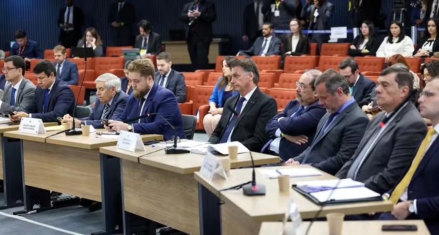 Bolsonaro e ex-ministros em interrogatório sobre a trama golpista: expectativa de advogados de defesa é de divergência em voto de Fux 