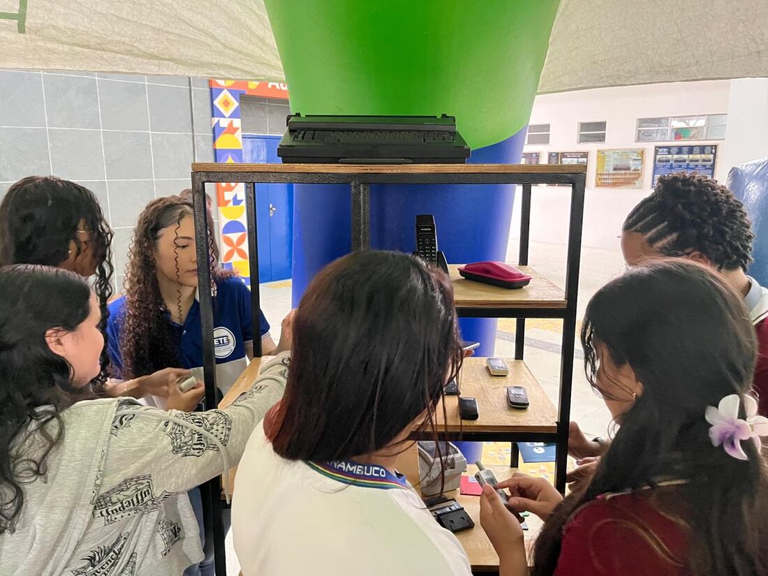 Estudantes de escolas públicas e privadas arrecadam materiais eletrônicos para gincana