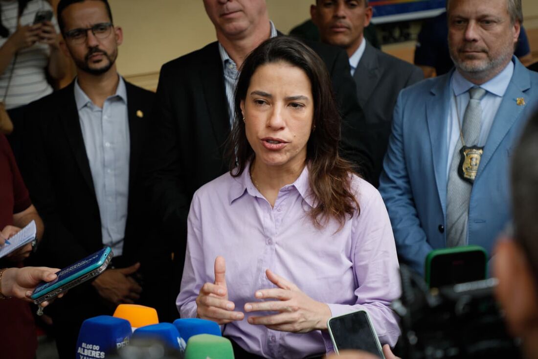 Raquel Lyra participa de entrega de armamentos para a Polícia Militar