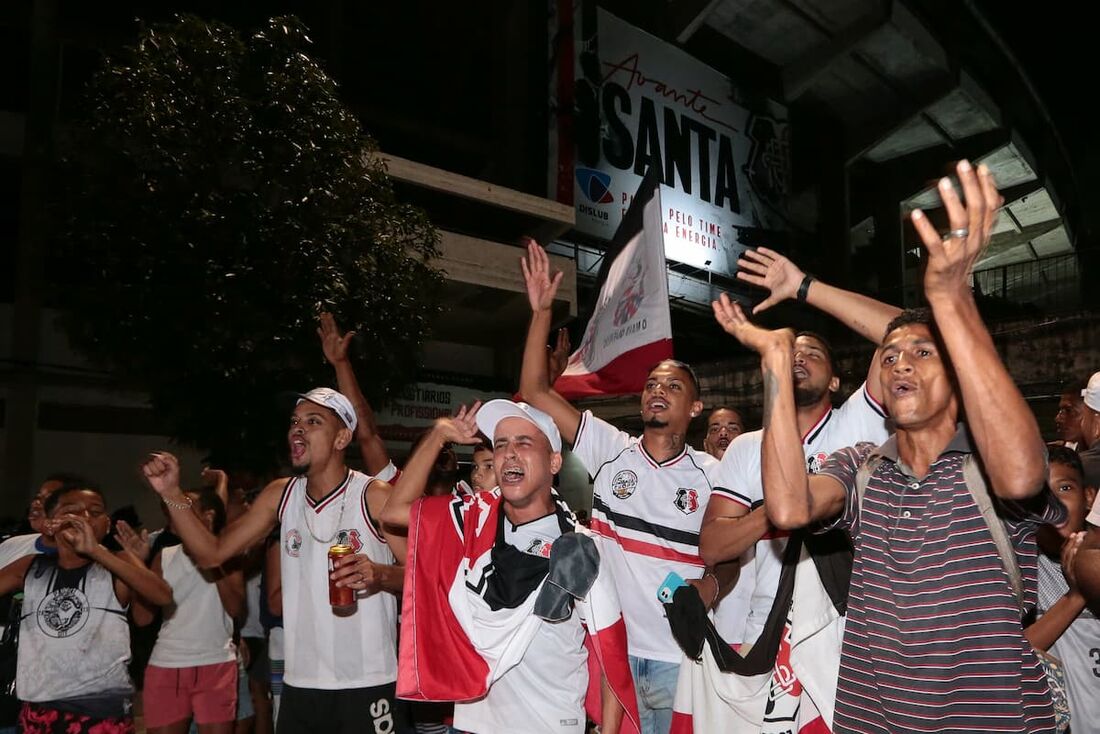 Dezenas de torcedores do Santa Cruz foram ao Arruda para recepcionar a deleção coral
