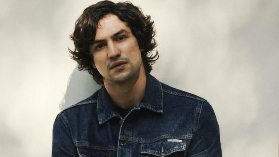 Gabriel Leone prepara álbum com repertório emocional