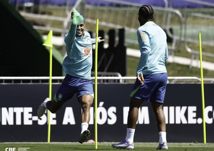 Samuel Lino em treino com a seleção brasileira 