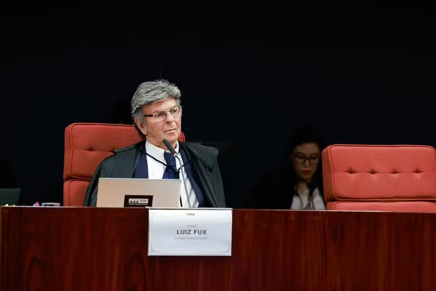Ministro Luiz Fux durante interrogatório de réus do processo da trama golpista 