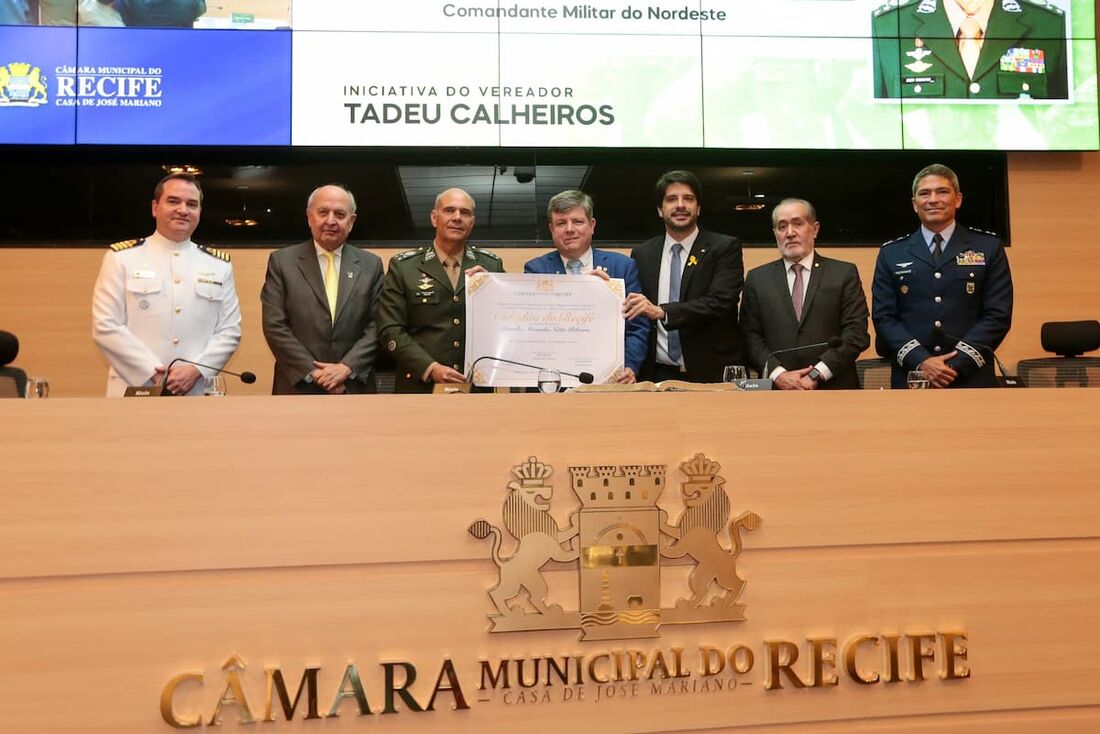 Comandante Militar do Nordeste, general de Exército Maurílio Miranda Netto Ribeiro recebe homenagem na Câmara Municipal do Recife