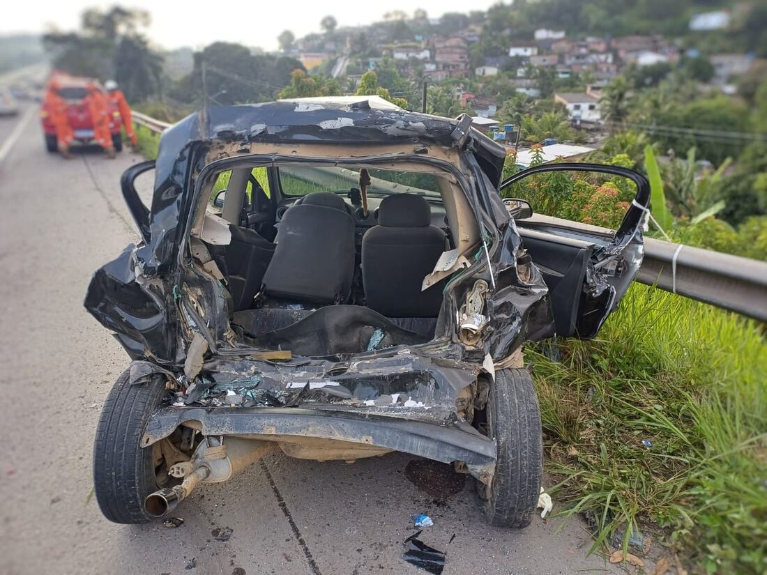 Sinistro entre carro e caminhão deixa três pessoas feridas na BR-232, em Jaboatão dos Guararapes