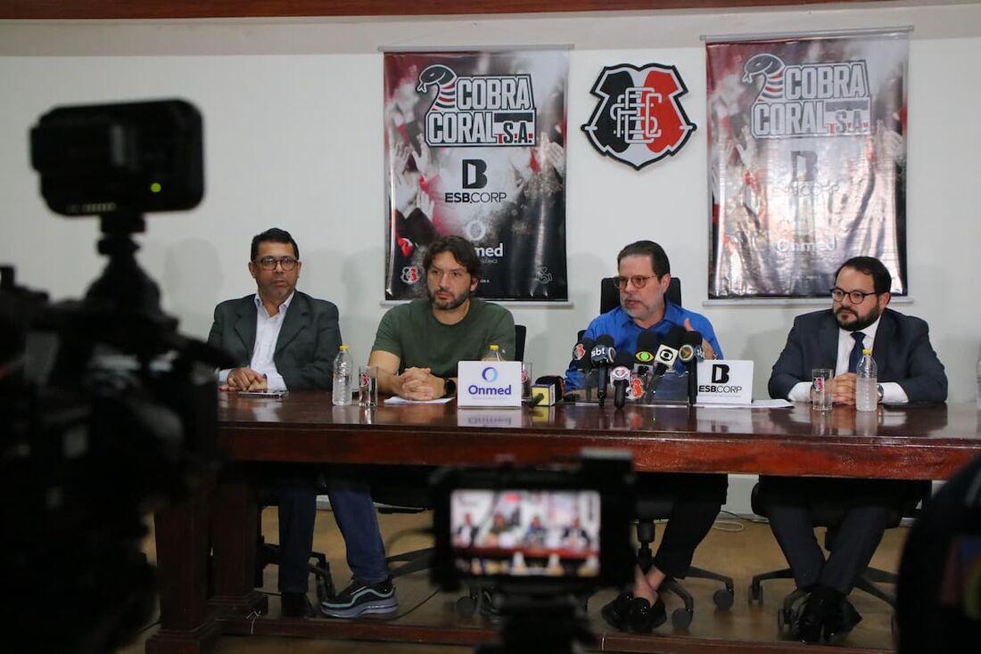 Coletiva no Santa Cruz/SAF. Na mesa, Adriano Lucena (presidente patrimonial), Iran Barbosa (investidor), Bruno Rodrigues (presidente executivo) e Marco Benevides (VP executivo)