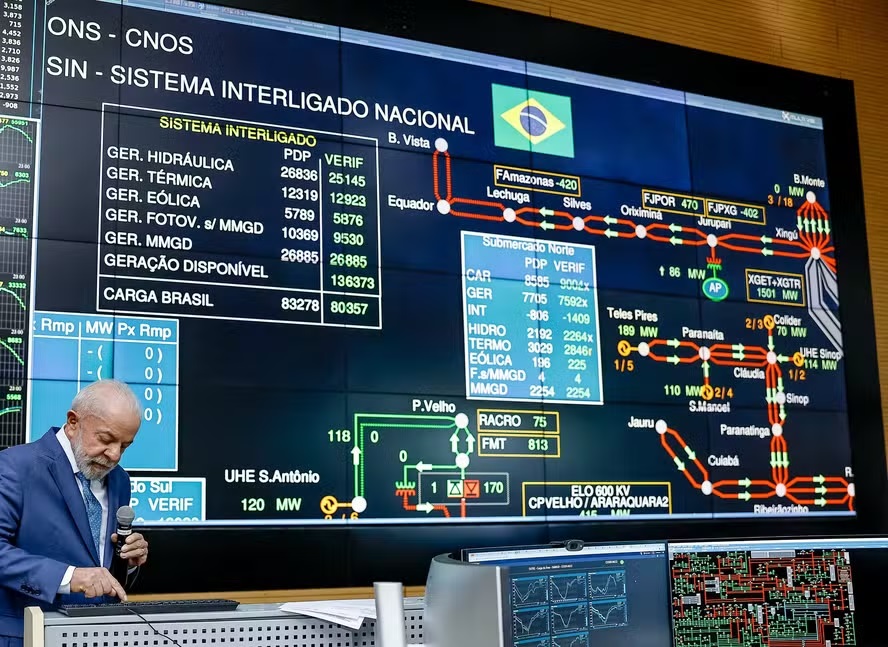 Lula durante visita aos testes de energização da Linha de Transmissão Manaus-Boa Vista