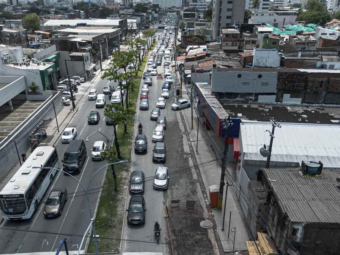 Obra da Compesa na Av. Domingos Ferreira é feita por etapas e deve ser concluída em dezembro