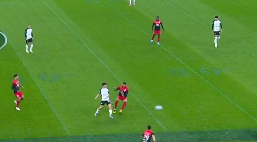 Marcas da NFL em gramado da Neo Química Arena em jogo do Corinthians 