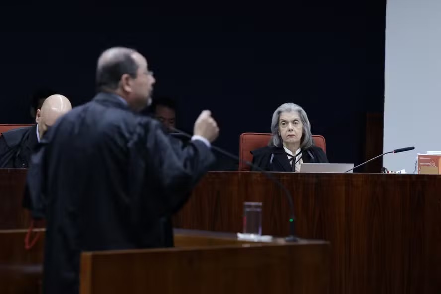 Celso Villardi faz sua sustentação oral no STF, com Alexandre de Moraes e Cármen Lúcia ao fundo 