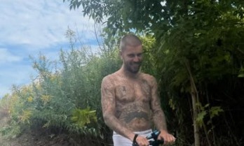 Justin Bieber passeia só de cueca por floresta