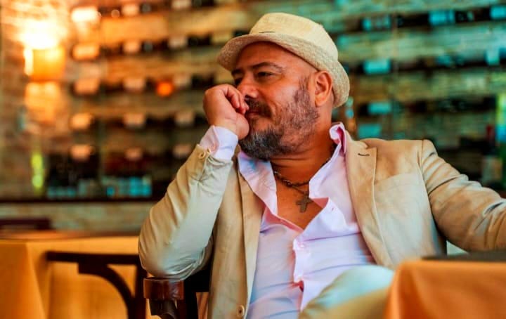 Armando Fuentes, cantor venezuelano radicado no Recife, apresenta o espetáculo "Romances" nesta sexta-feira (12)