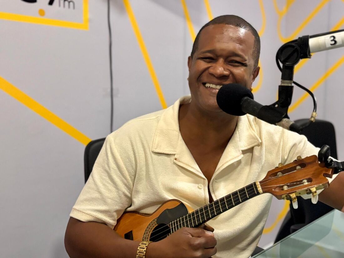 O cantor e compositor Charlles André faz apresentação no Projeto Sonora Brasil