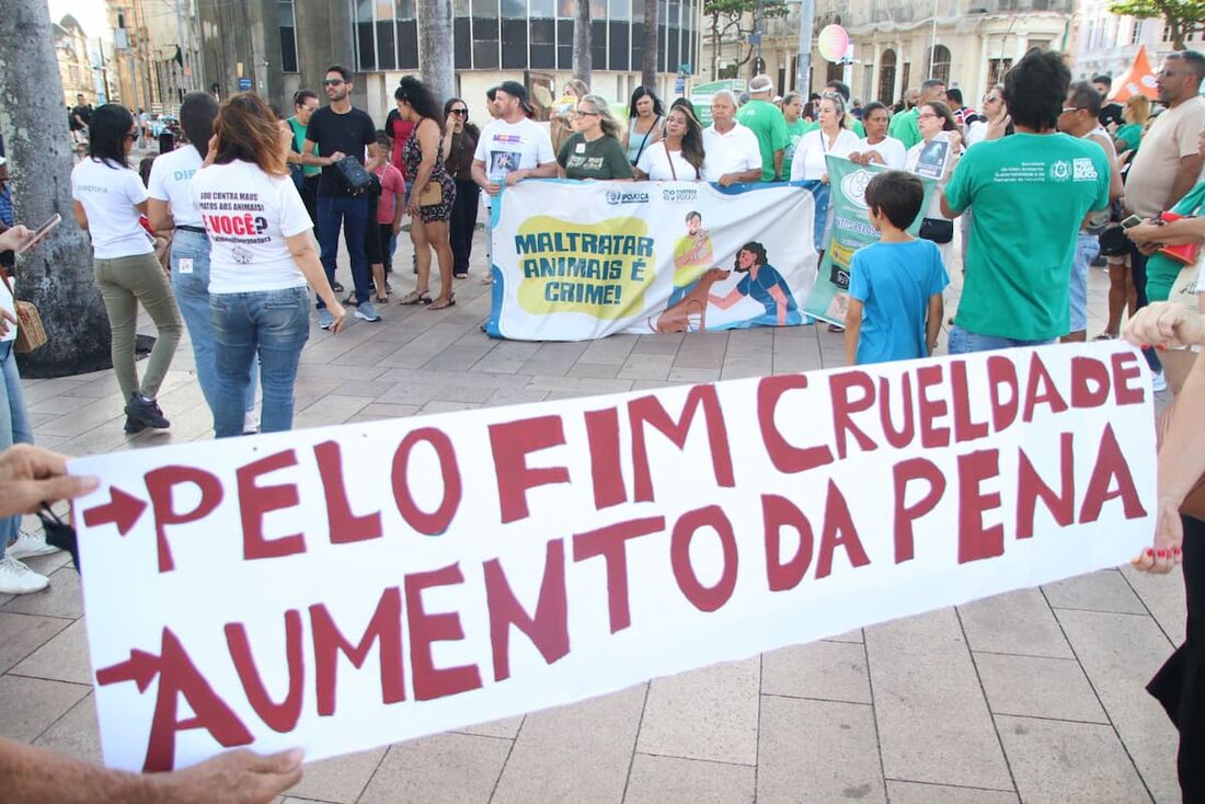 Ato em defesa dos animais ocorreu no Marco Zero, neste domingo (14)
