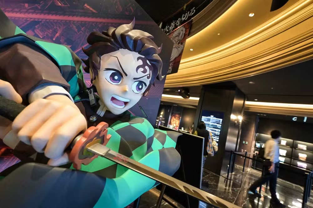 Estátua do jovem espadachim Tanjiro Kamado, personagem principal do filme de anime japonês 'Demon Slayer', em exibição nos cinemas