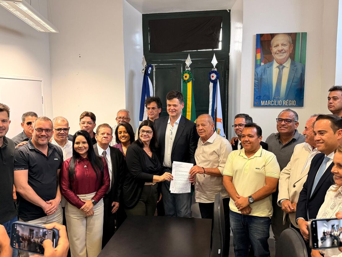 Prefeito de Goiana assina contrato com distribuidora