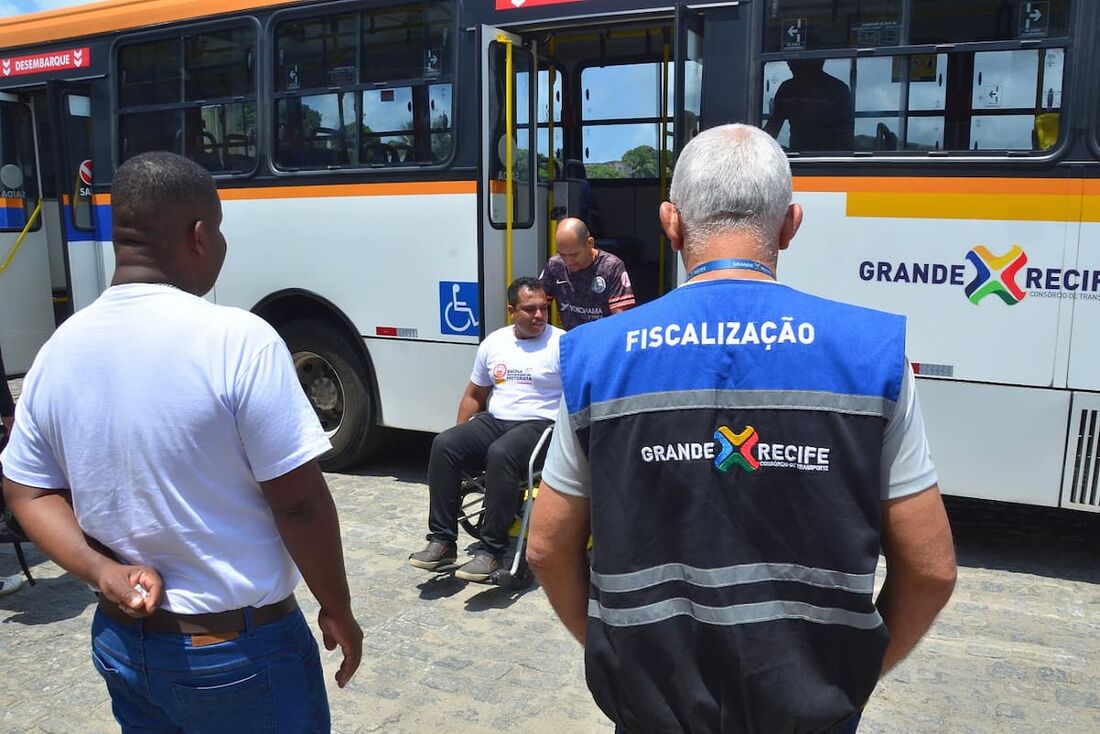 Motoristas de ônibus do Conorte simulam dificuldades vividas por pessoas com deficiência