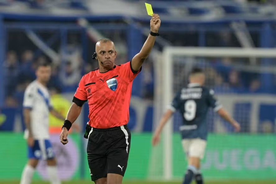 Wilton Pereira Sampaio com câmera da Conmebol