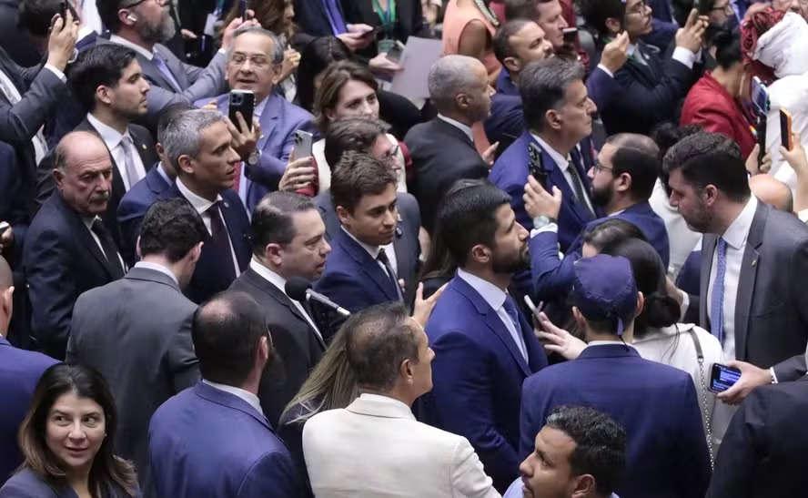 Deputados de oposição durante análise da urgência do projeto da anistia 