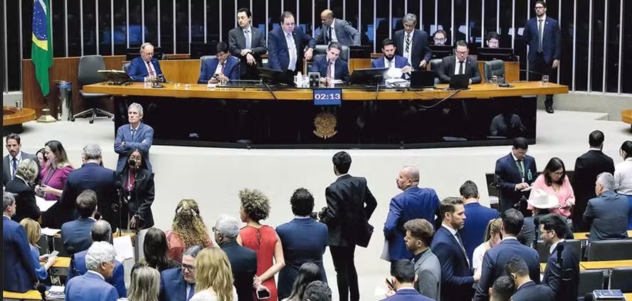 Na Câmara, a PEC da Blindagem avançou após votação de urgência e dois turnos: uma manobra também retomou, horas depois, o voto secreto para decidir a abertura de processo