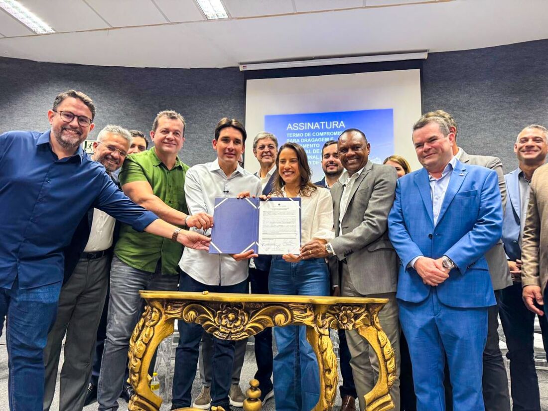 Assinatura de termo para novo Porto do Recife