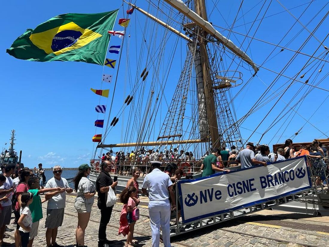 O Cisne Branco cumpre missões diplomáticas e de representação nacional e internacional