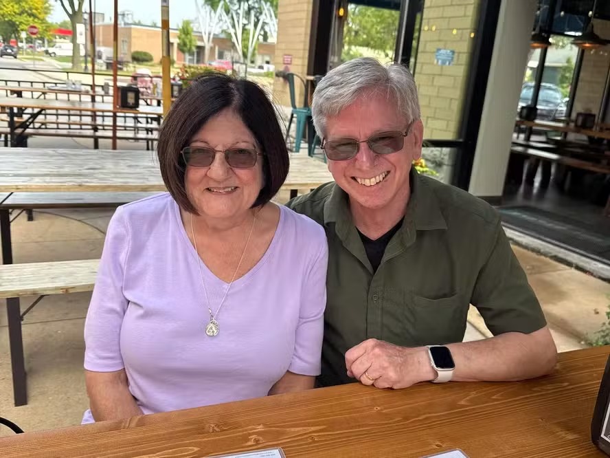 Ed e sua esposa em restaurante