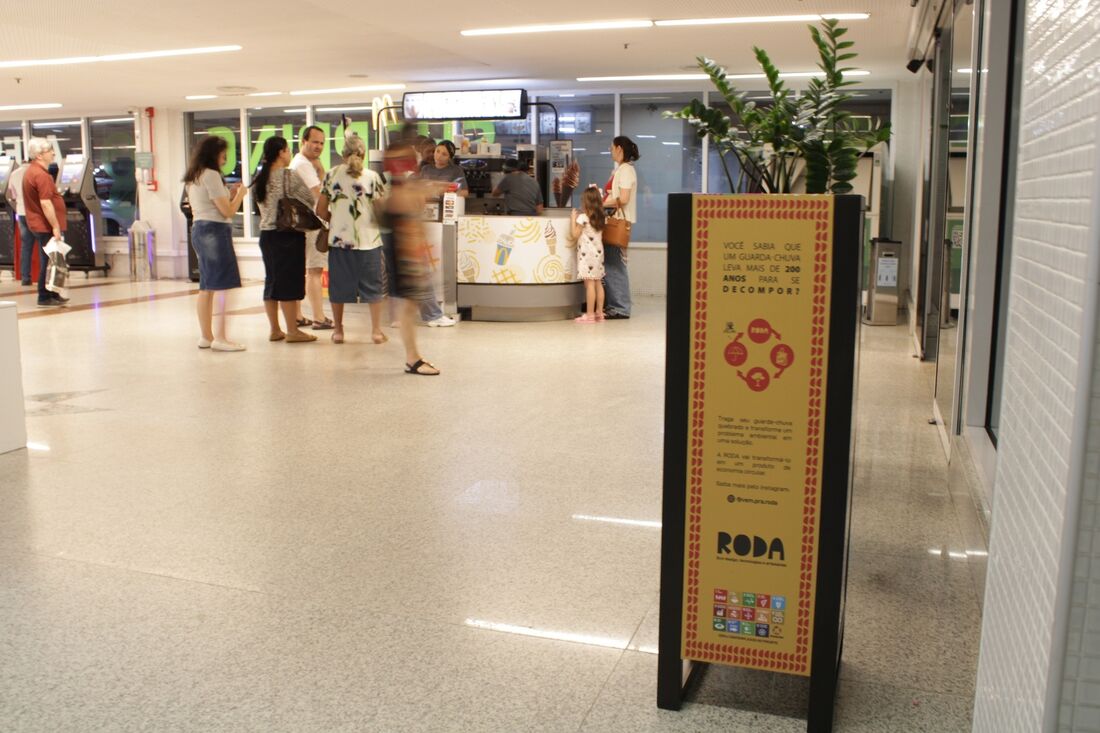 Iniciativa transforma guarda-chuvas quebrados em peças de moda circular