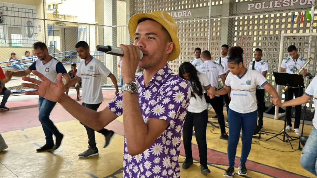 Mestre Anderson Miguel ministrando uma ciranda