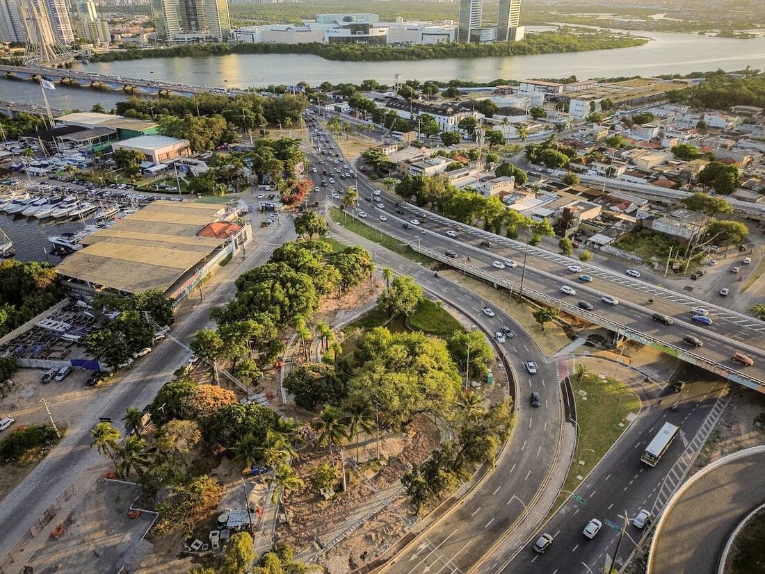 Alça de circulação é aberta nesta quarta-feira (24), como parte do novo sistema viário do Cais José Estelita
