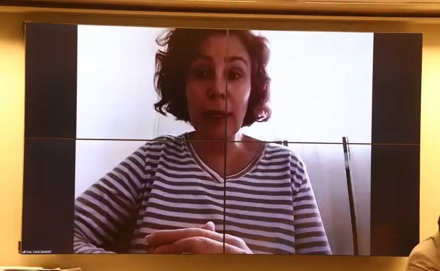 Carla Zambelli participa por videochamada participa de audiência na Câmara