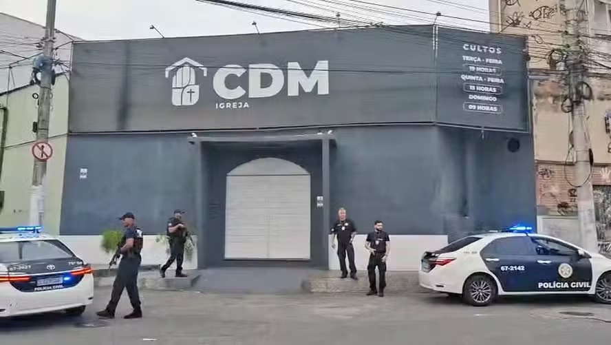 Agentes na Casa dos Milagres, em Niterói, para cumprir mandados de busca e apreensão 