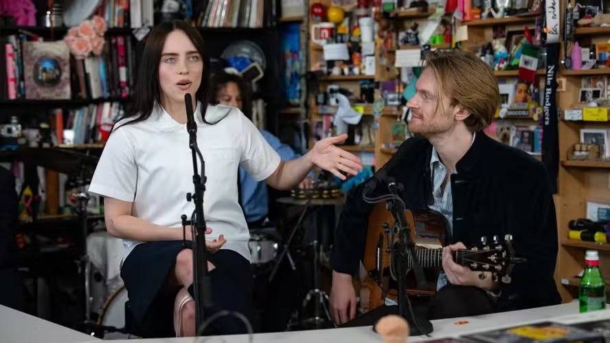 A cantora Billie Eilies e o irmão, o músico e produtor Finneas, em show do Tiny Desk