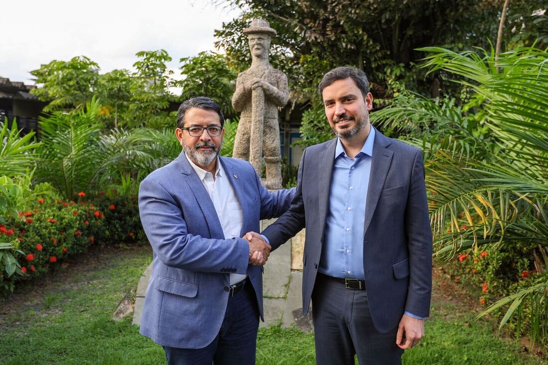 Cícero Moraes, secretário da  Agricultura, e Armando Monteiro Bisneto, diretor-presidente do Complexo de Suape, celebram a força-tarefa para fortalecer o agro pernambucano