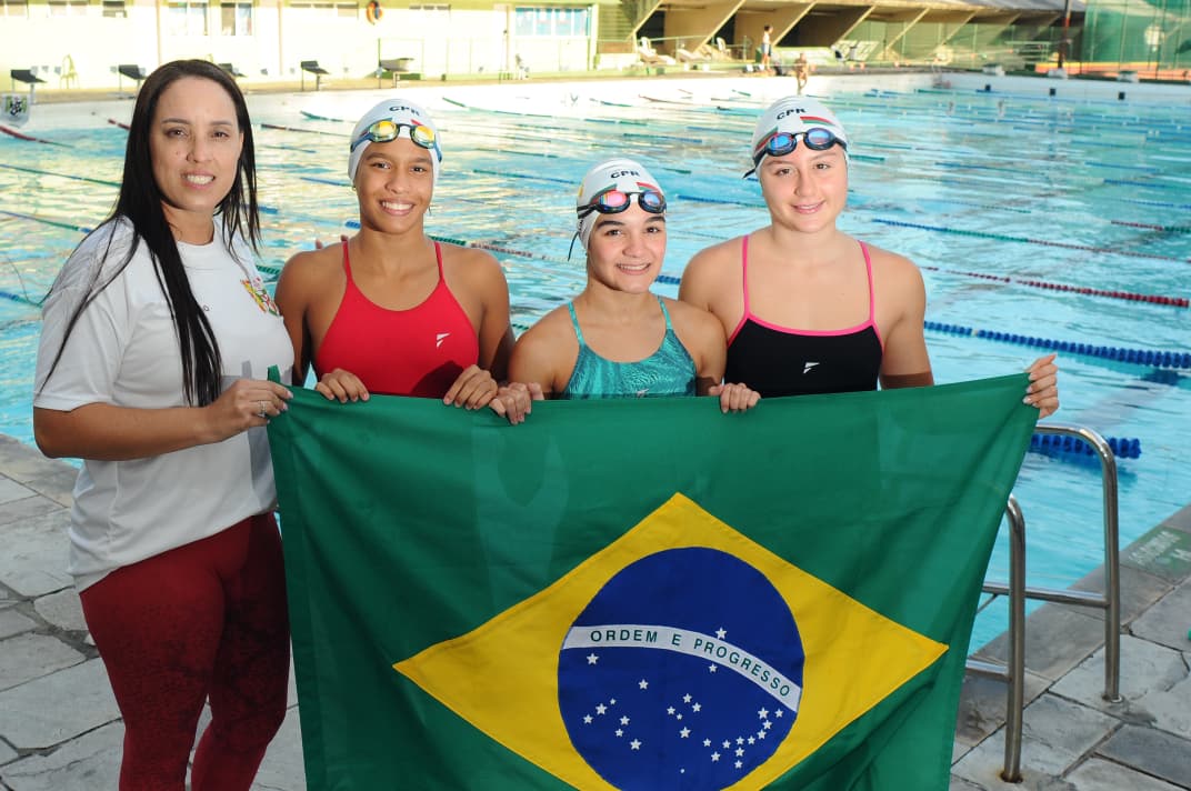 As atletas pernambucanas Beatriz Andrade, Adrielly Alana e Ana Clara Lyra e a treinadora Keycy Florêncio foram convocadas pela Seleção Brasileira de Natação