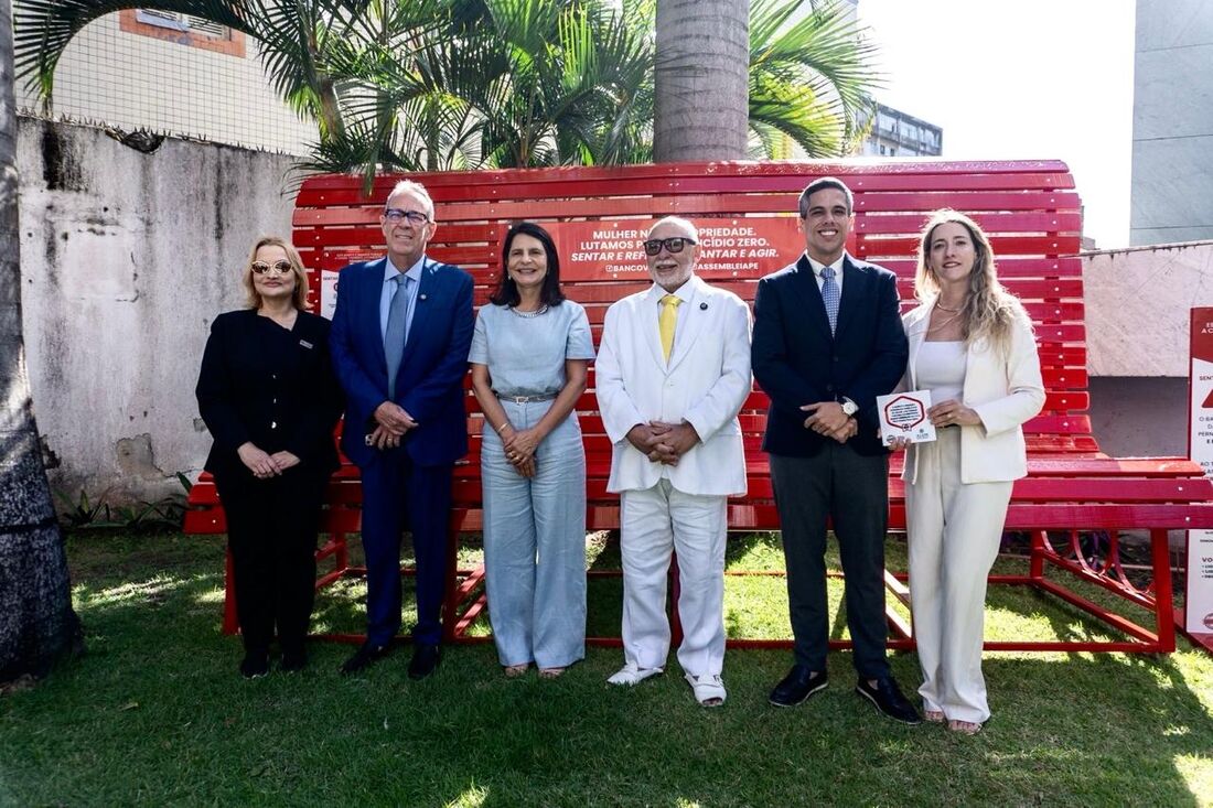 Cerimônia de inauguração do banco vermelho na Alepe