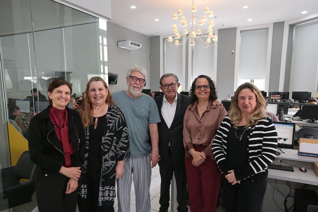 Professora de redação, Fernanda Bérgamo, visita a Folha de Pernambuco e aborda IA na educação