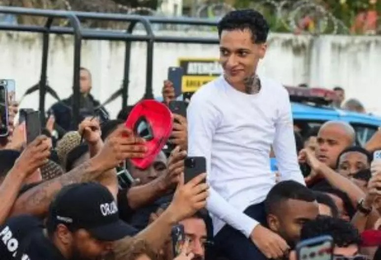 Rapper Oruam deixa prisão no Rio de Janeiro e é carregado por multidão