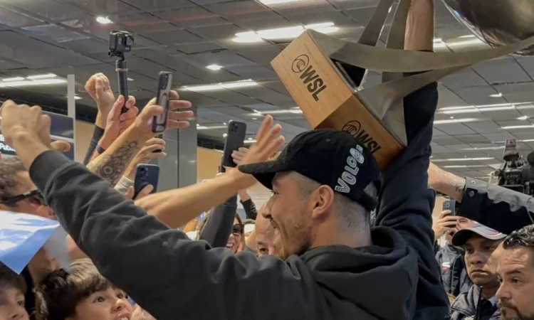 Campeão mundial de Surfe, Yago Dora é recebido em Florianópolis, em Santa Catarina
