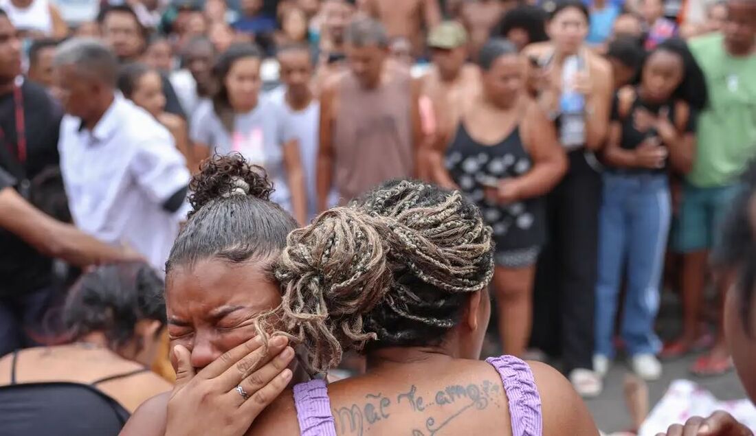 Na manhã de terça-feira, 28,, a atenção se concentrava no anúncio da operação e nas imagens do confronto, como o uso de drones por traficantes para lançar granadas. Com o avanço das horas, o debate passou a girar em torno do número de mortos
