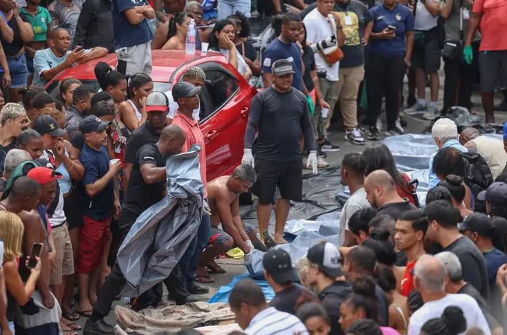 Dezenas de corpos foram levados por moradores para a Praça São Lucas, na Penha, zona norte do Rio 