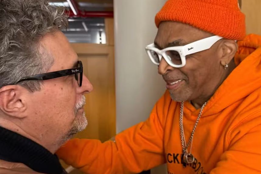 Spike Lee recebe Kleber Mendonça Filho para exibição de "O Agente Secreto" para alunos da NYU