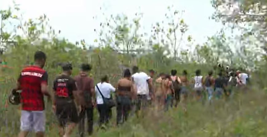 Parentes procuram por corpos nas áreas de mata dos complexos do Alemão e Penha Foto: Reprodução TV Globo