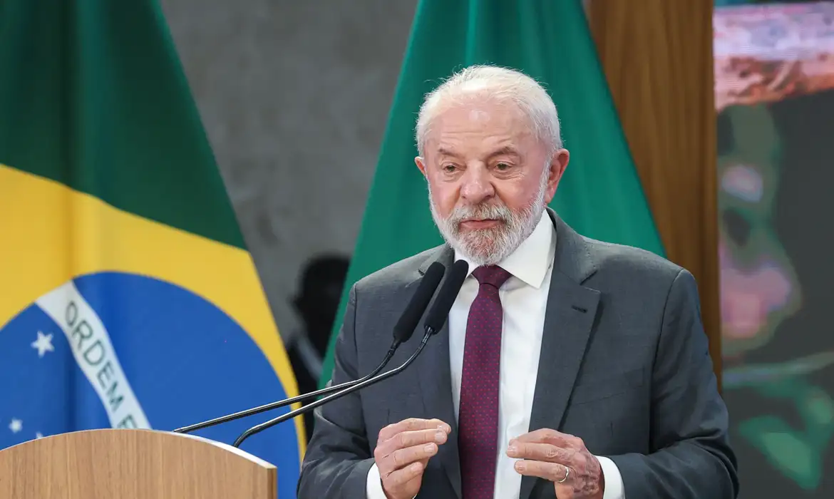 Lula sai em defesa da Venezuela e diz que povo de lá é "dono do próprio nariz"
